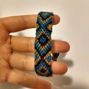 Bracelet, 25 cm, blue, yellow, and black.